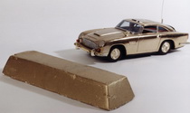 Goldfinger - Aston Martin Spielzeug und Goldbarren